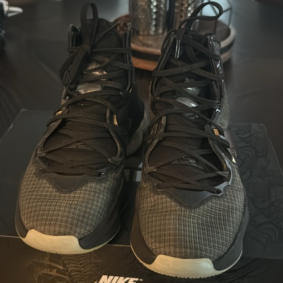 Lebron XIX gs size 6 youth - Picture 8 of 9